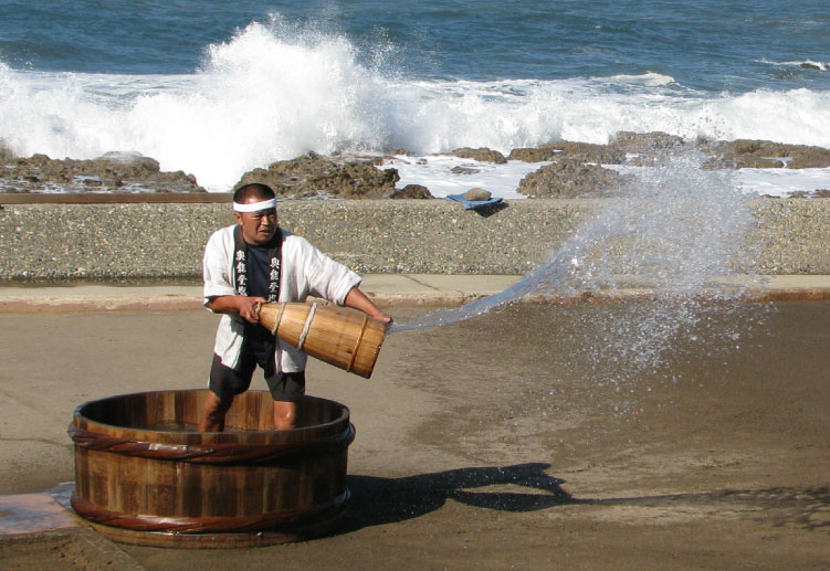 唯一珠洲で受け継がれる「揚げ浜式製塩」