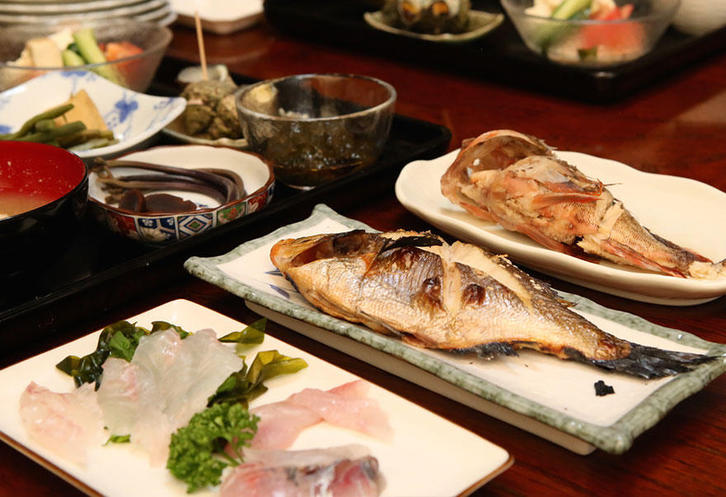2時間前に釣れた魚が並ぶ食卓！ごちそうとお母さんとの触れ合いを楽しむ『農家民宿おおつぼ』