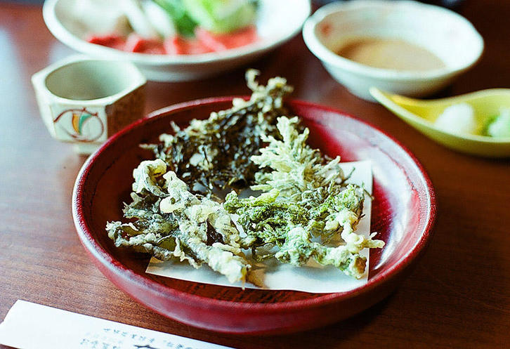 磯の香りを閉じ込めた見た目も華やかな天ぷら